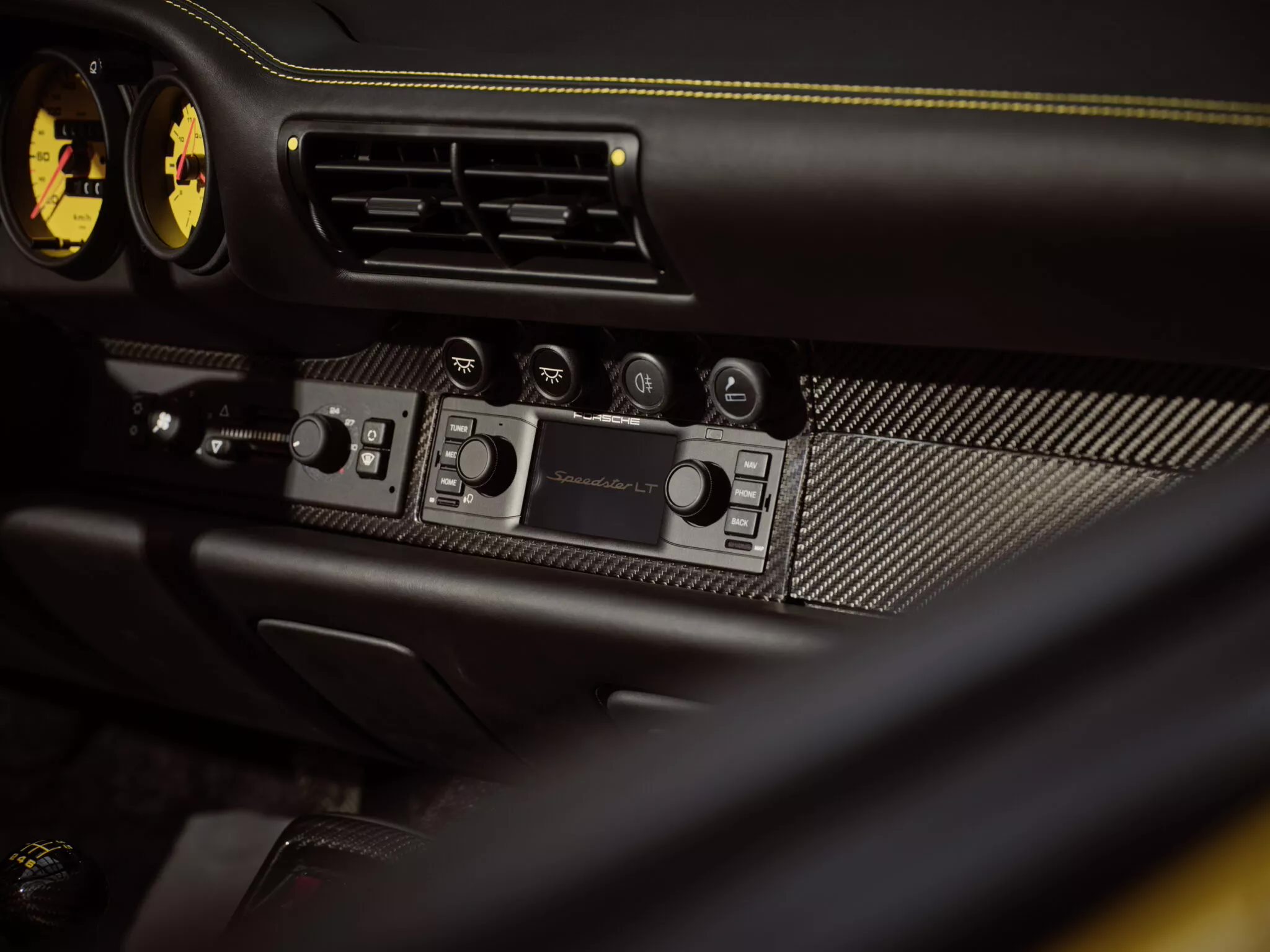 保时捷展示全球第 3 辆 993 Speedster 超跑：黄色设计，3.8 升六缸发动机、最高 300 马力