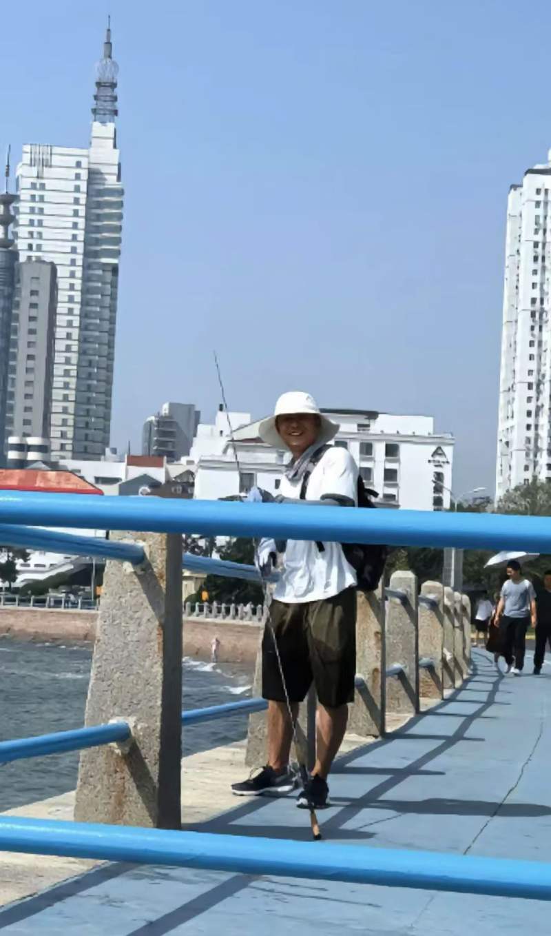 救人的“青岛小哥”,诠释一座城的温暖底色 | 新京报快评