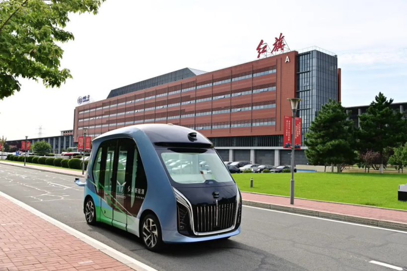 红旗二代智能小巴亮相：续航 400 公里，支持车辆无线充电