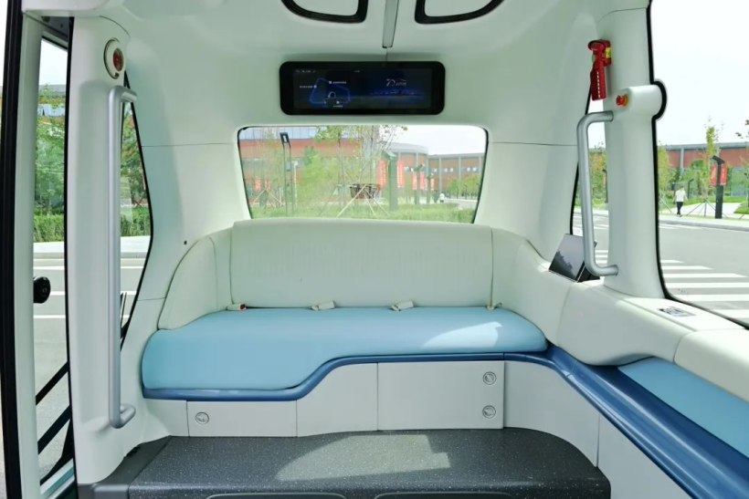 红旗二代智能小巴亮相：续航 400 公里，支持车辆无线充电