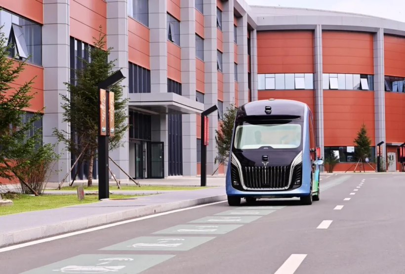 红旗二代智能小巴亮相：续航 400 公里，支持车辆无线充电