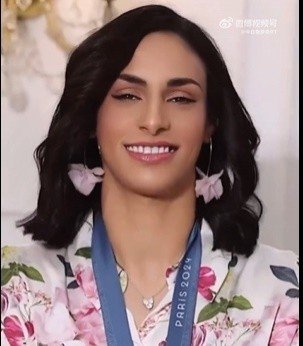 性别争议拳手开始穿裙子化女妆 网友:还一副男人样