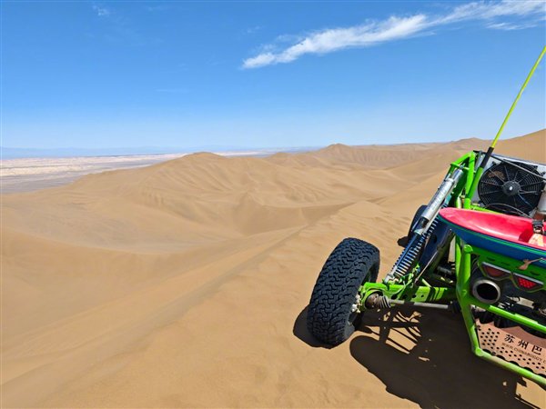 雷军、卢伟冰现身库木塔格沙漠:45度烈日下体验全地形车冲浪