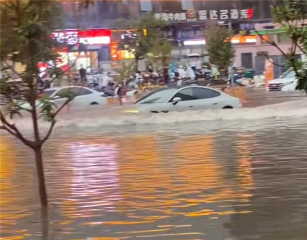 小米SU7积水街道当船开 网友:原来翼子板的设计是排水孔