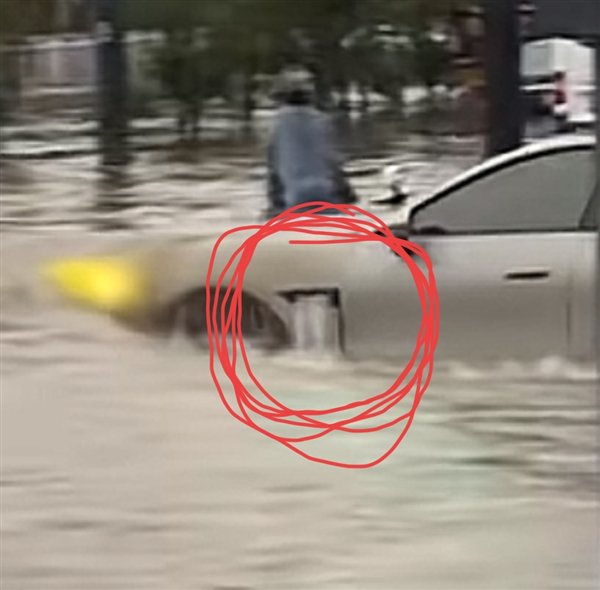 小米SU7积水街道当船开 网友:原来翼子板的设计是排水孔