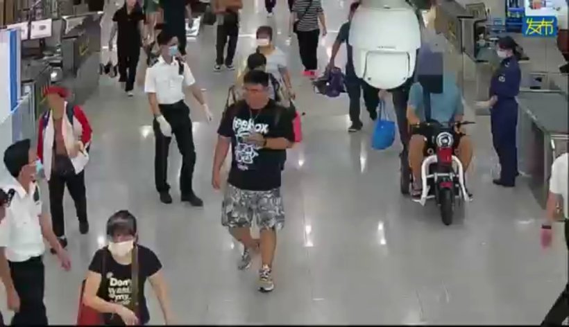 “带工费”300 元,我国海关查获游客轮椅藏匿 61 台旧手机