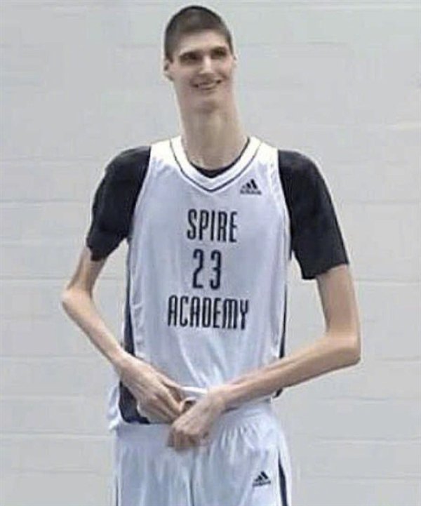 身高2米31的异形演员因太可怕上热搜!身份揭秘:世界上最高的篮球球员