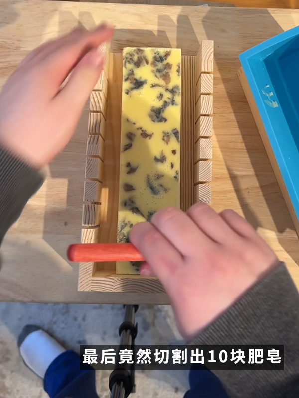 美国网红用自己的脂肪做了一块肥皂!还拿它洗手