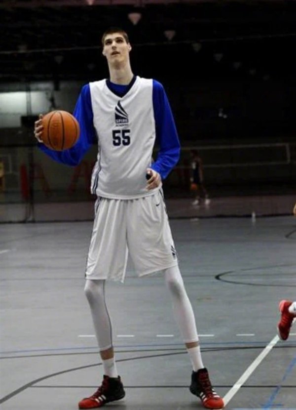 身高2米31的异形演员因太可怕上热搜!身份揭秘:世界上最高的篮球球员