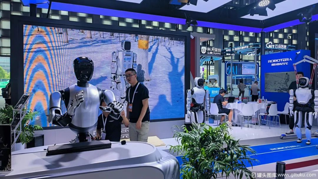 人形机器人,距离“转正上岗”还差几步?