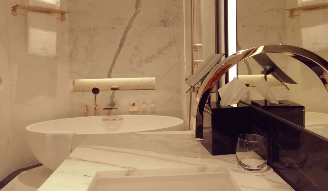 “花七八百住一两百的品质,价格直逼一线城市”,游客吐槽遇“酒店刺客”!贵州、敦煌对酒店哄抬价格出手