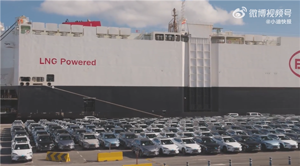 1000辆宋PLUS DM-i怎样运抵西班牙?比亚迪卸车过程太壮观