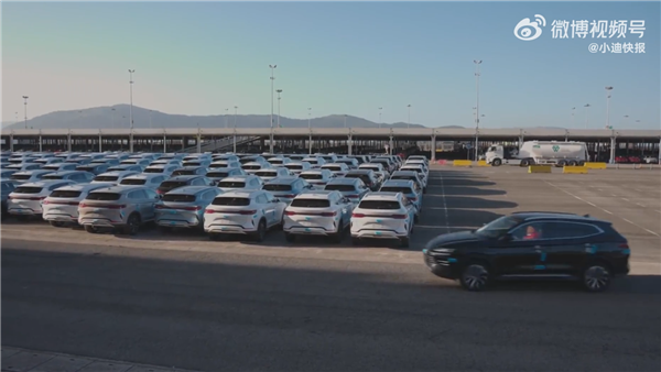 1000辆宋PLUS DM-i怎样运抵西班牙?比亚迪卸车过程太壮观