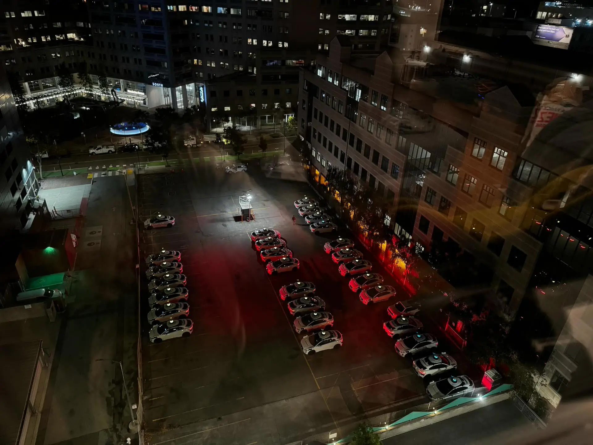 官方出手处理后,Waymo 无人车深夜仍在旧金山停车场鸣笛扰民