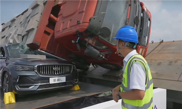 吉利星越L货车压顶测试翻车！A柱都干塌了  还敢说完好