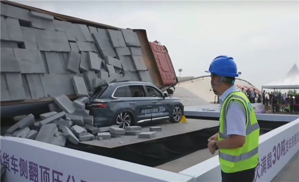 吉利星越L货车压顶测试翻车！A柱都干塌了  还敢说完好