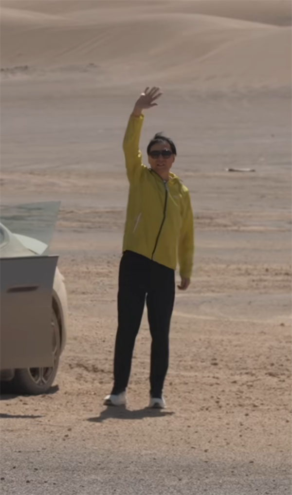 雷军戴墨镜首次开小米SU7沙漠漂移 网友:帅的能拍《速度与激情》系列