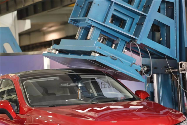 吉利星越L货车压顶测试翻车！A柱都干塌了  还敢说完好