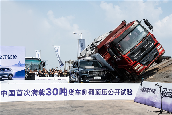 吉利星越L货车压顶测试翻车！A柱都干塌了  还敢说完好