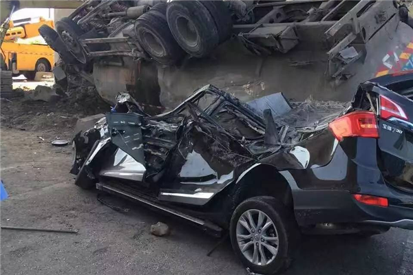 吉利星越L货车压顶测试翻车！A柱都干塌了  还敢说完好