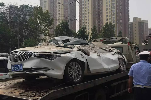 吉利星越L货车压顶测试翻车！A柱都干塌了  还敢说完好