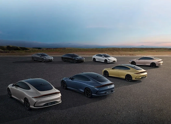 彻底终结侧方停车大难题!智己汽车横着开进侧方车位