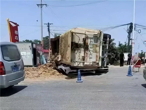 吉利星越L货车压顶测试翻车！A柱都干塌了  还敢说完好