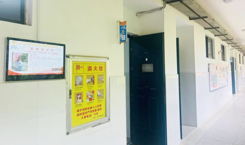 南昌市第二十八中学班级门口的电子班牌