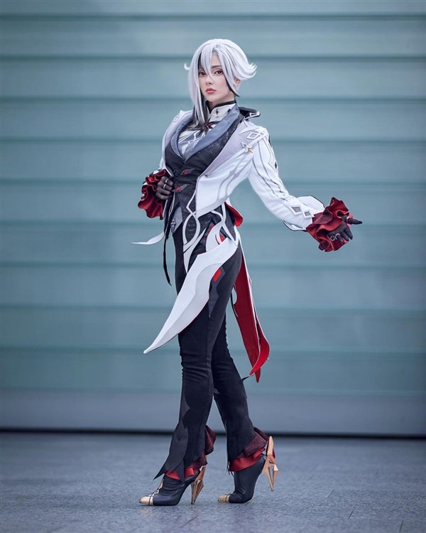 《生化危机4RE》超美Cos图赏:艾达王牵着忠犬里昂