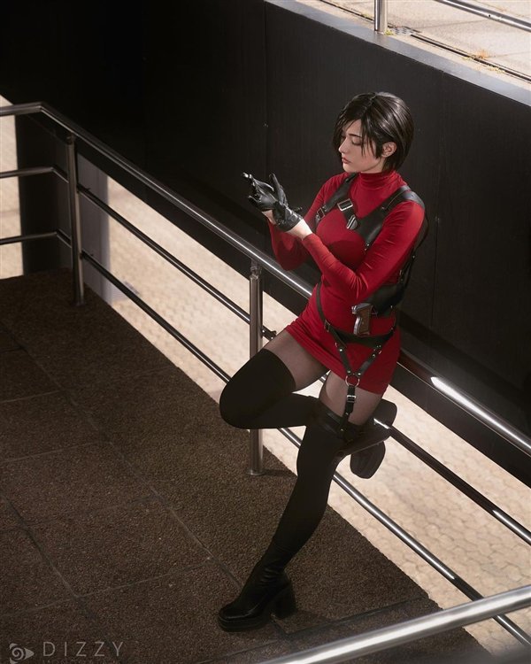 《生化危机4RE》超美Cos图赏:艾达王牵着忠犬里昂