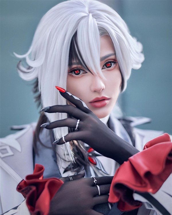 《生化危机4RE》超美Cos图赏:艾达王牵着忠犬里昂