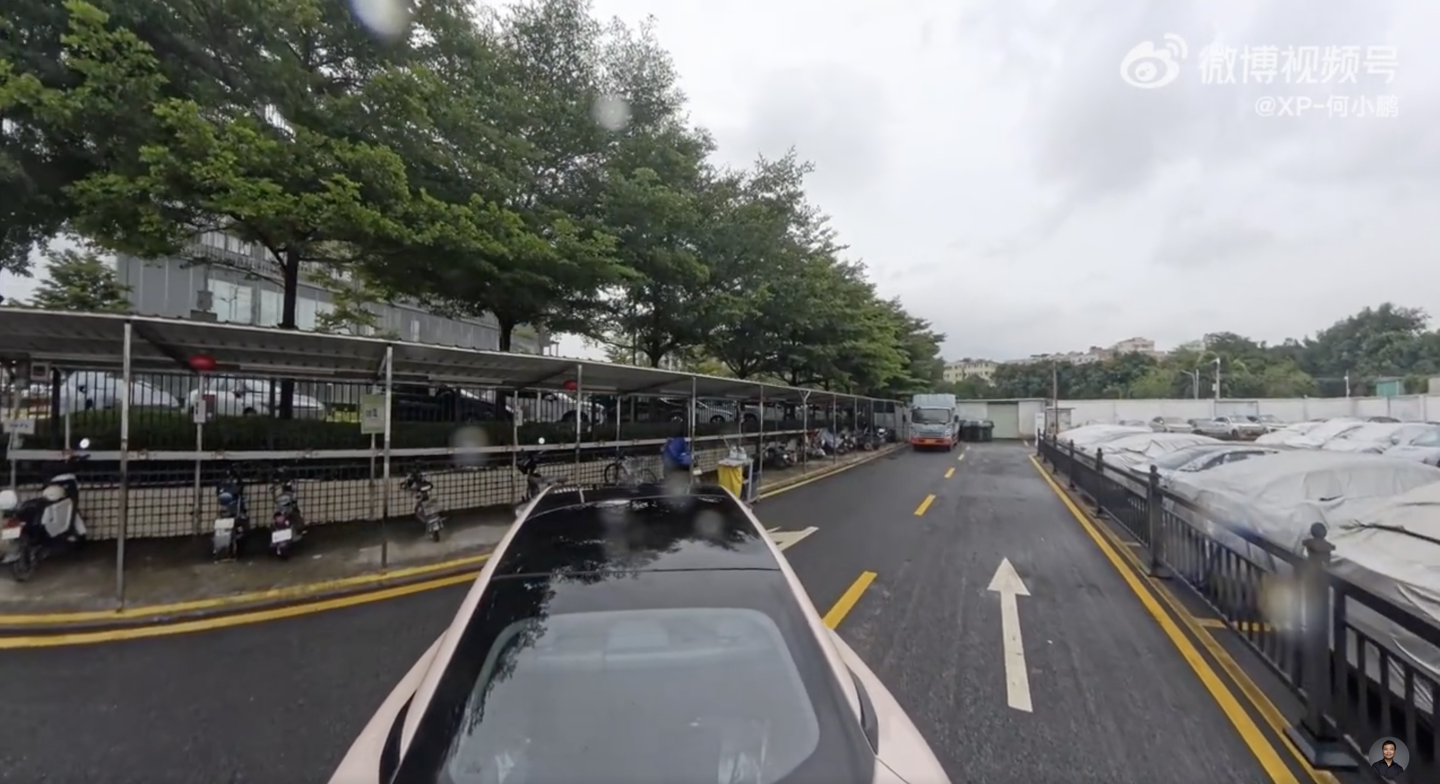 何小鹏试驾 MONA M03 轿车:开起来完全像 20 万以上的驾驶体验