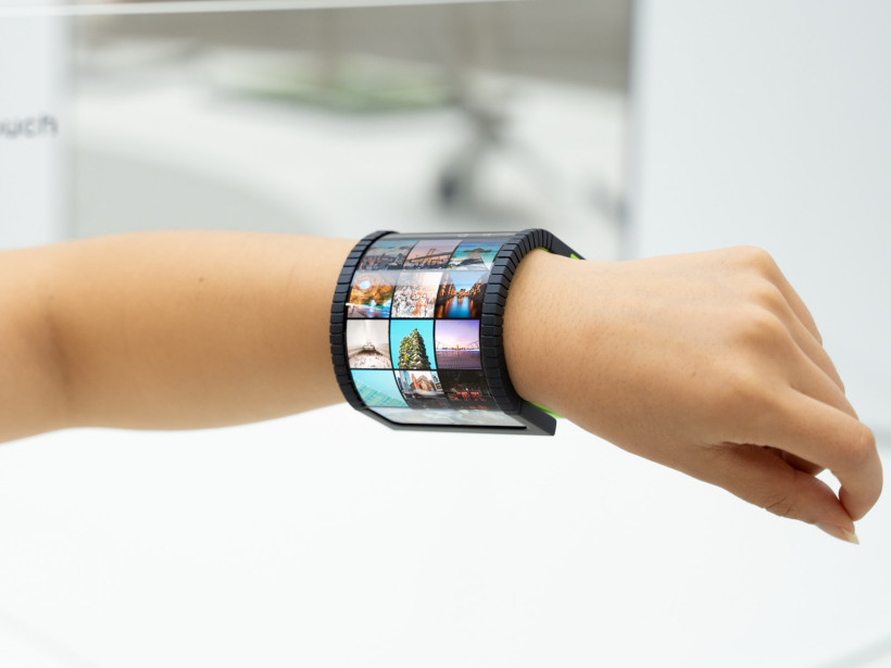 亮度达 12000 nits,三星显示展示圆形 White OLEDoS 显示面板样品