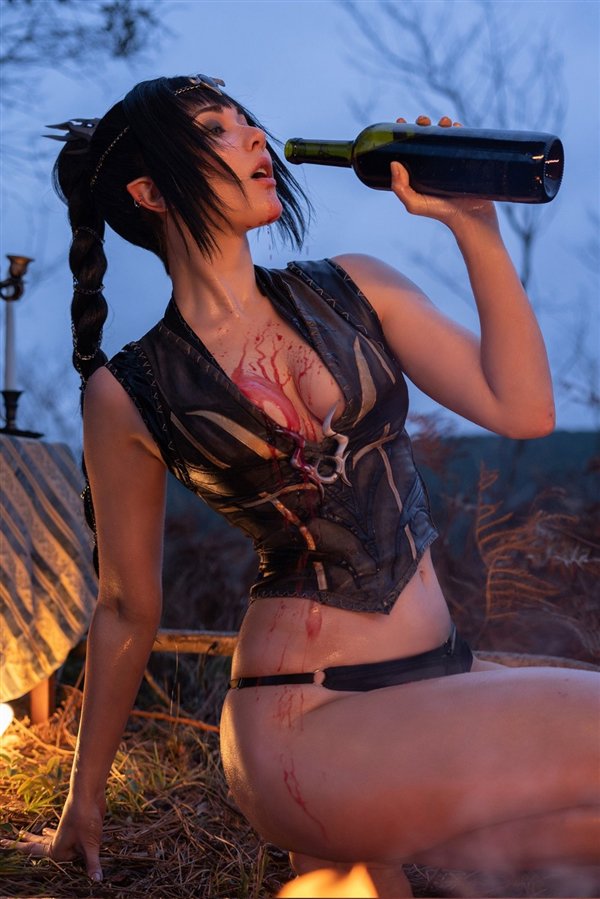 《生化危机4RE》超美Cos图赏:艾达王牵着忠犬里昂