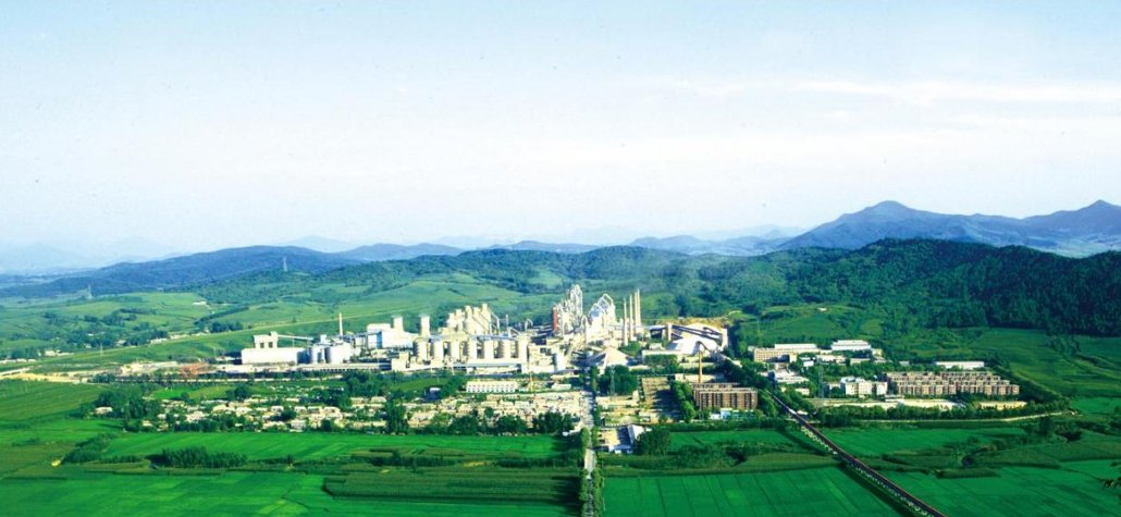 (亚泰建材集团旗下吉林亚泰水泥公司厂区全景)