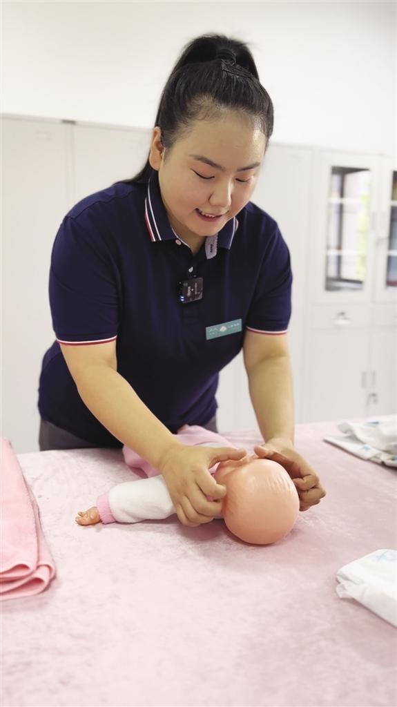 兰丽接受实操培训