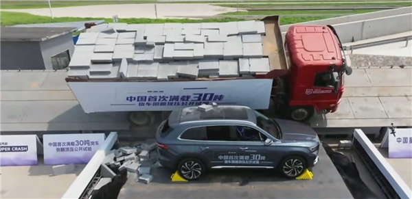 吉利星越L货车压顶测试翻车！A柱都干塌了  还敢说完好
