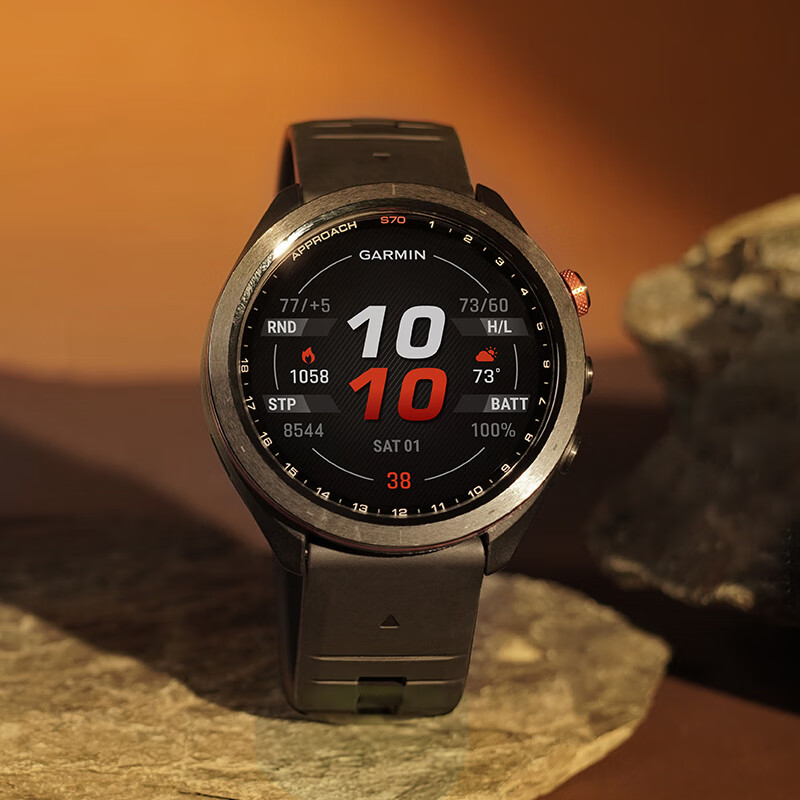 佳明 Approach S70 高尔夫旗舰腕表新增古铜金配色：覆盖 4.3 万球道图，5880 元