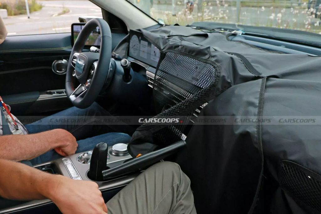 捷尼赛思 GV60 电动 SUV 路测照曝光：宽屏仪表盘、更运动方向盘