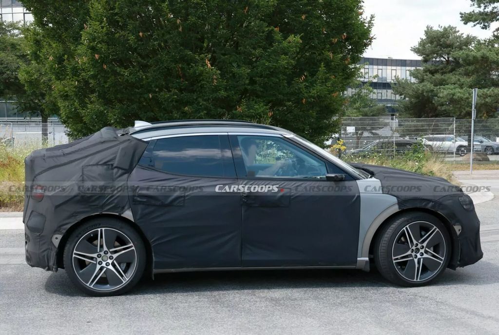 捷尼赛思 GV60 电动 SUV 路测照曝光：宽屏仪表盘、更运动方向盘