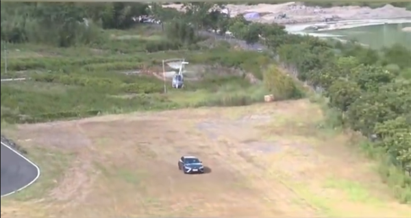 史上最强对决!哪吒S猎装单挑直升机:加速转弯轻松拿捏