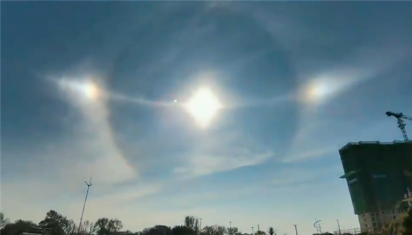 成都市民拍到7个太阳同框 专家释疑:夹层玻璃形成的虚像