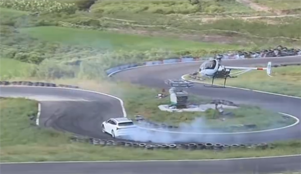 史上最强对决!哪吒S猎装单挑直升机:加速转弯轻松拿捏
