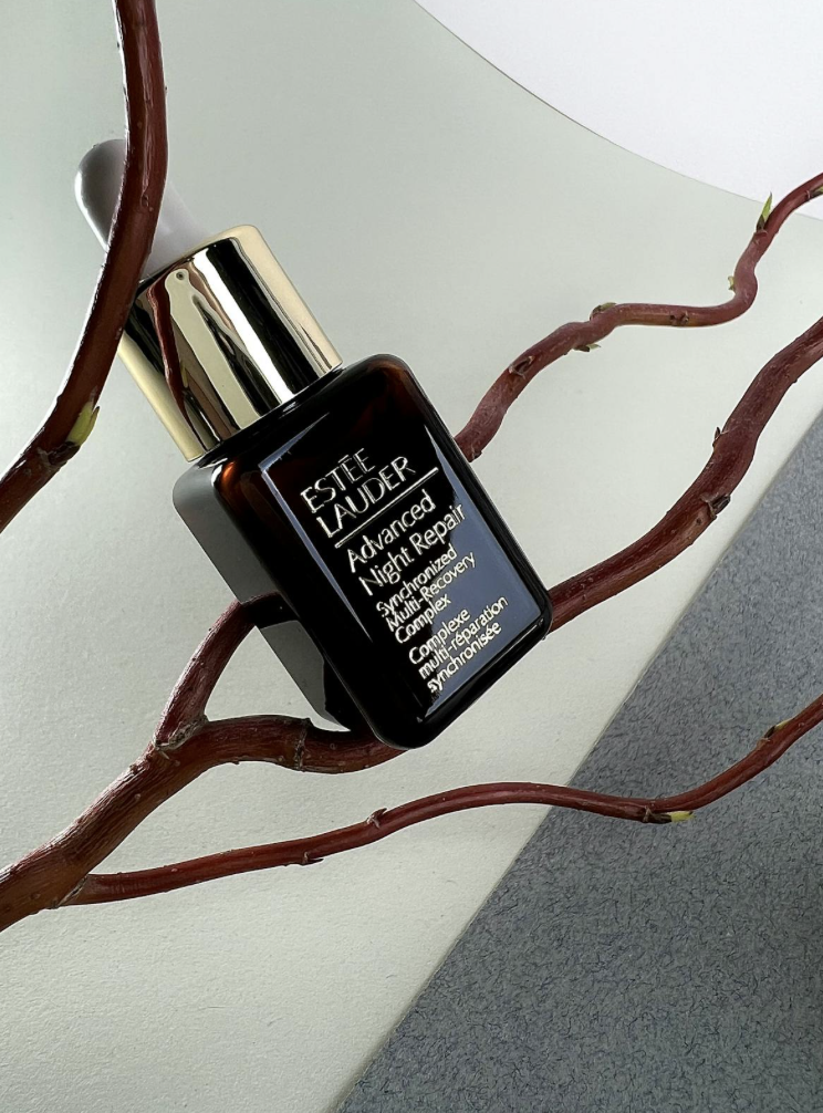 “小棕瓶们”失宠?美妆巨头雅诗兰黛利润暴跌,CEO也准备要退休了