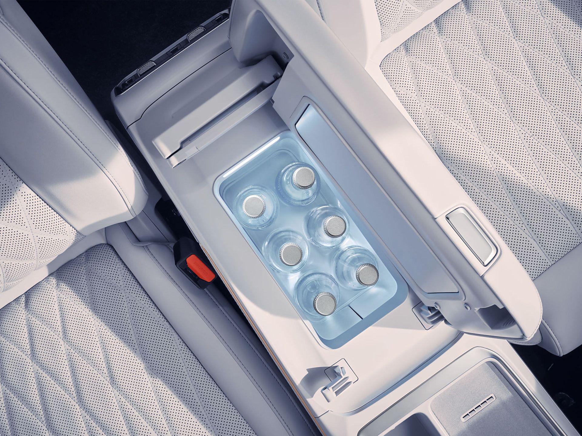 哪吒 L 红衣版官宣为所有车主免费更换“米其林轮胎”