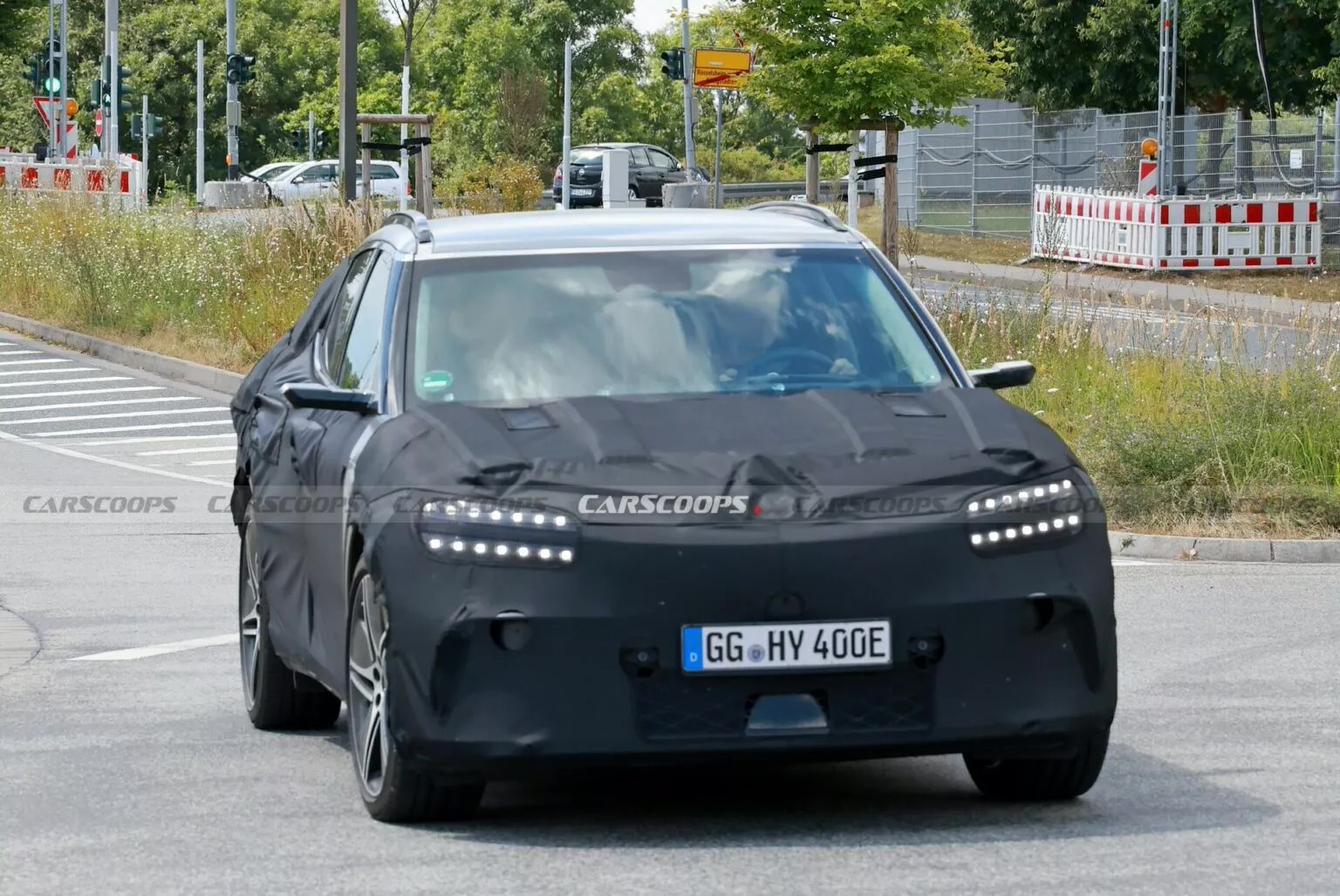 捷尼赛思 GV60 电动 SUV 路测照曝光：宽屏仪表盘、更运动方向盘