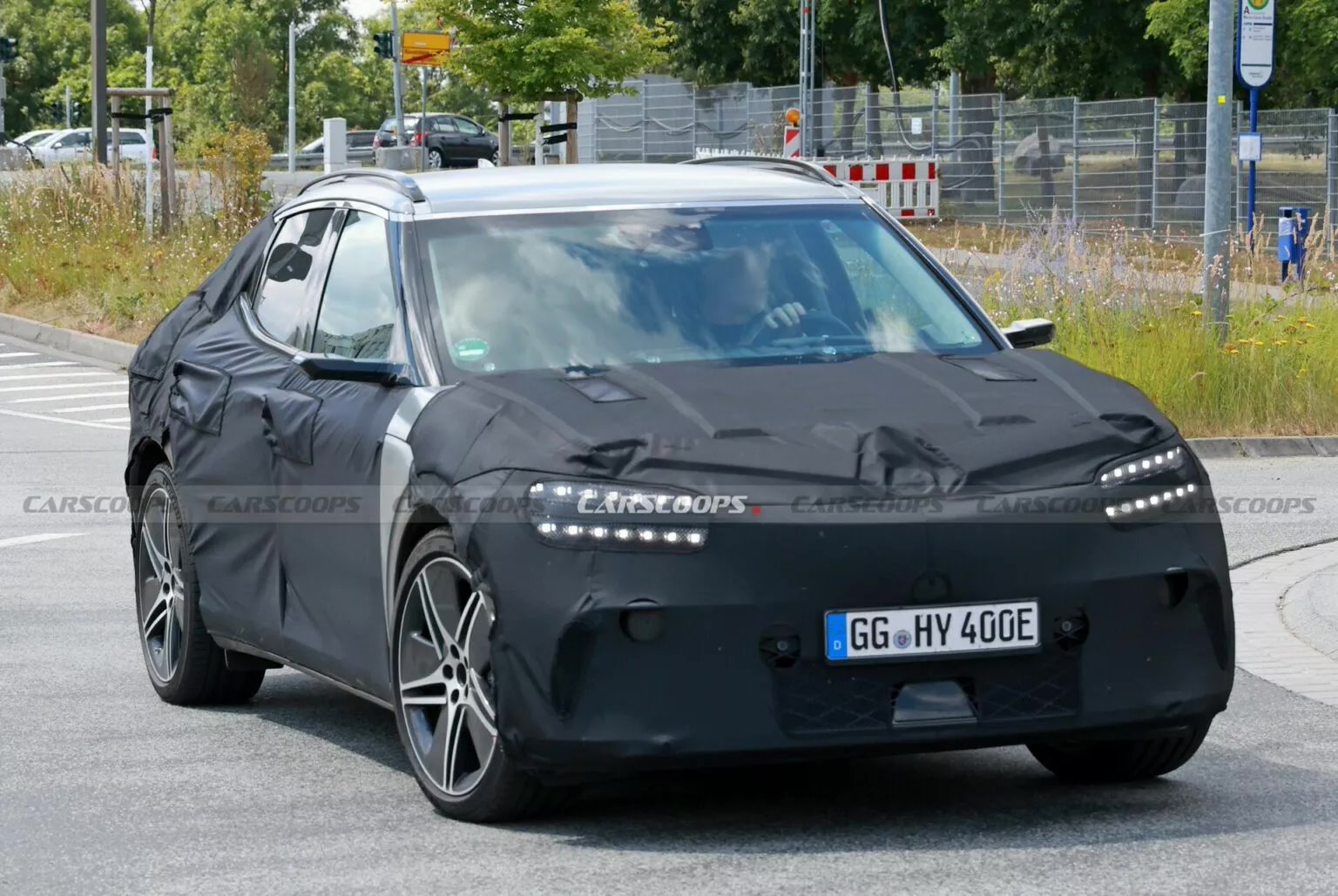 捷尼赛思 GV60 电动 SUV 路测照曝光：宽屏仪表盘、更运动方向盘