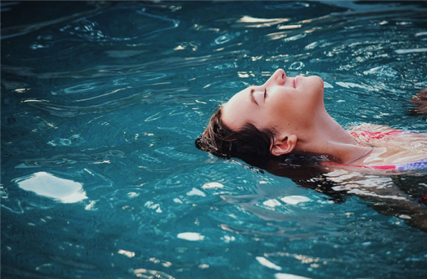 烂腿预警!男子游泳后小腿肿痛染上丹毒:下肢红肿热痛