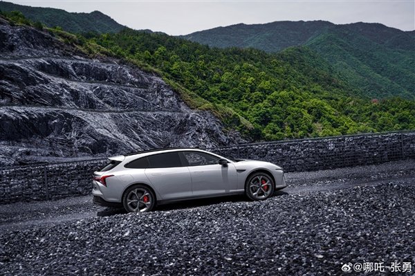 史上最强对决!哪吒S猎装单挑直升机:加速转弯轻松拿捏