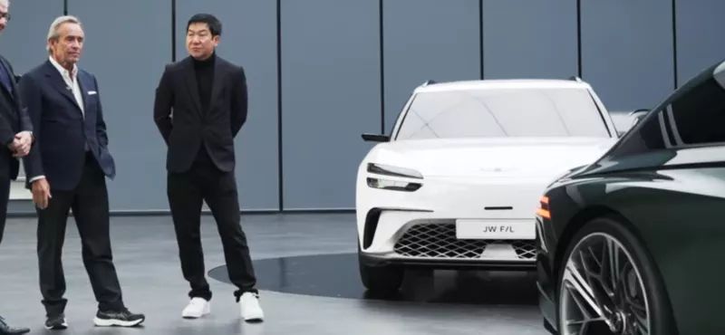 捷尼赛思 GV60 电动 SUV 路测照曝光：宽屏仪表盘、更运动方向盘